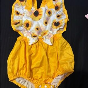 SHEIN Yellow Sunflower Baby Romper
